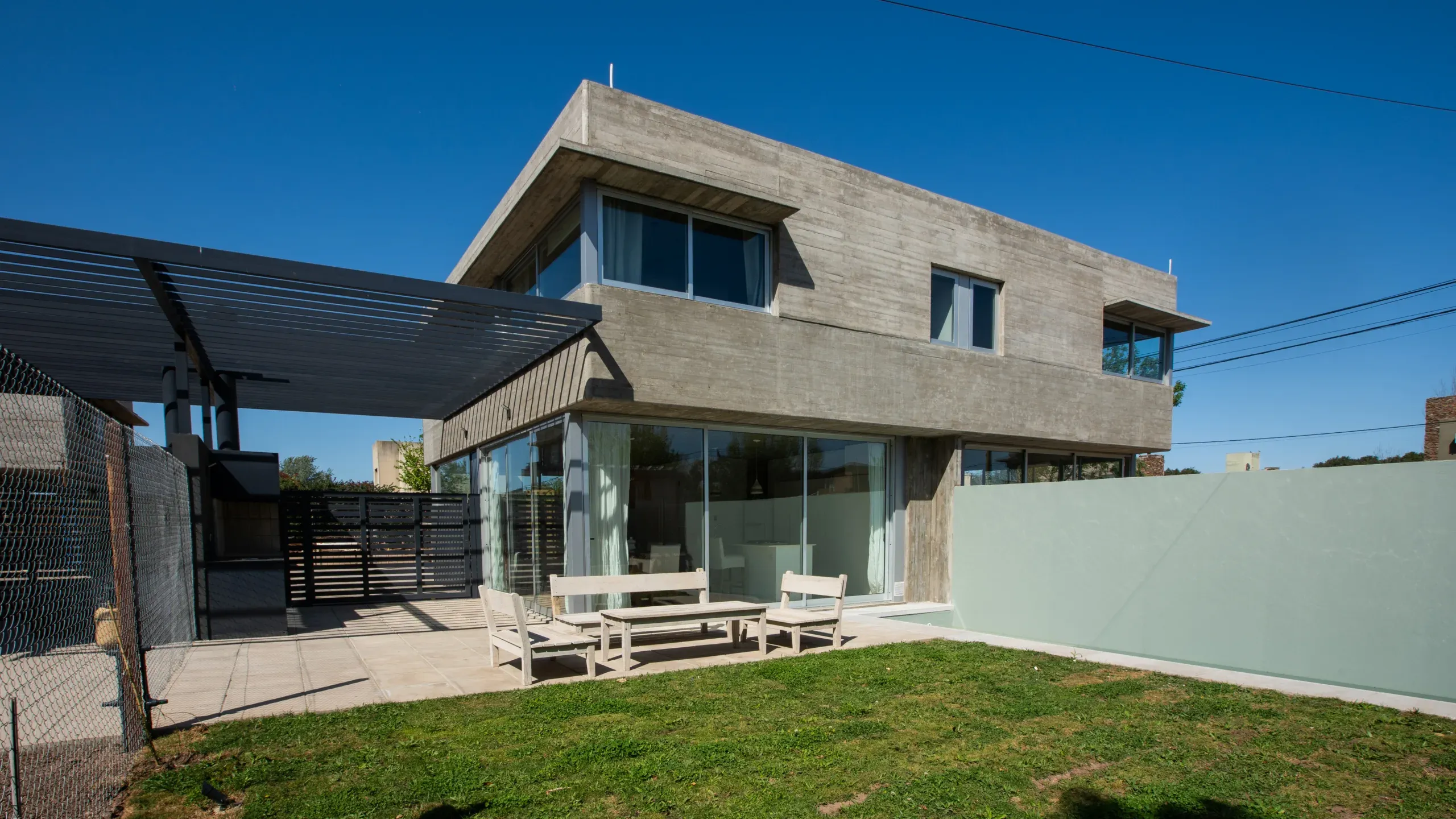 Casa moderna de hormigón del desarrollo Abra Funes equipada por Quento