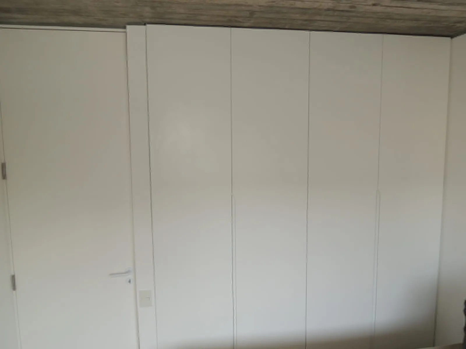 Cocina y placares blancos a medida en Abra Funes