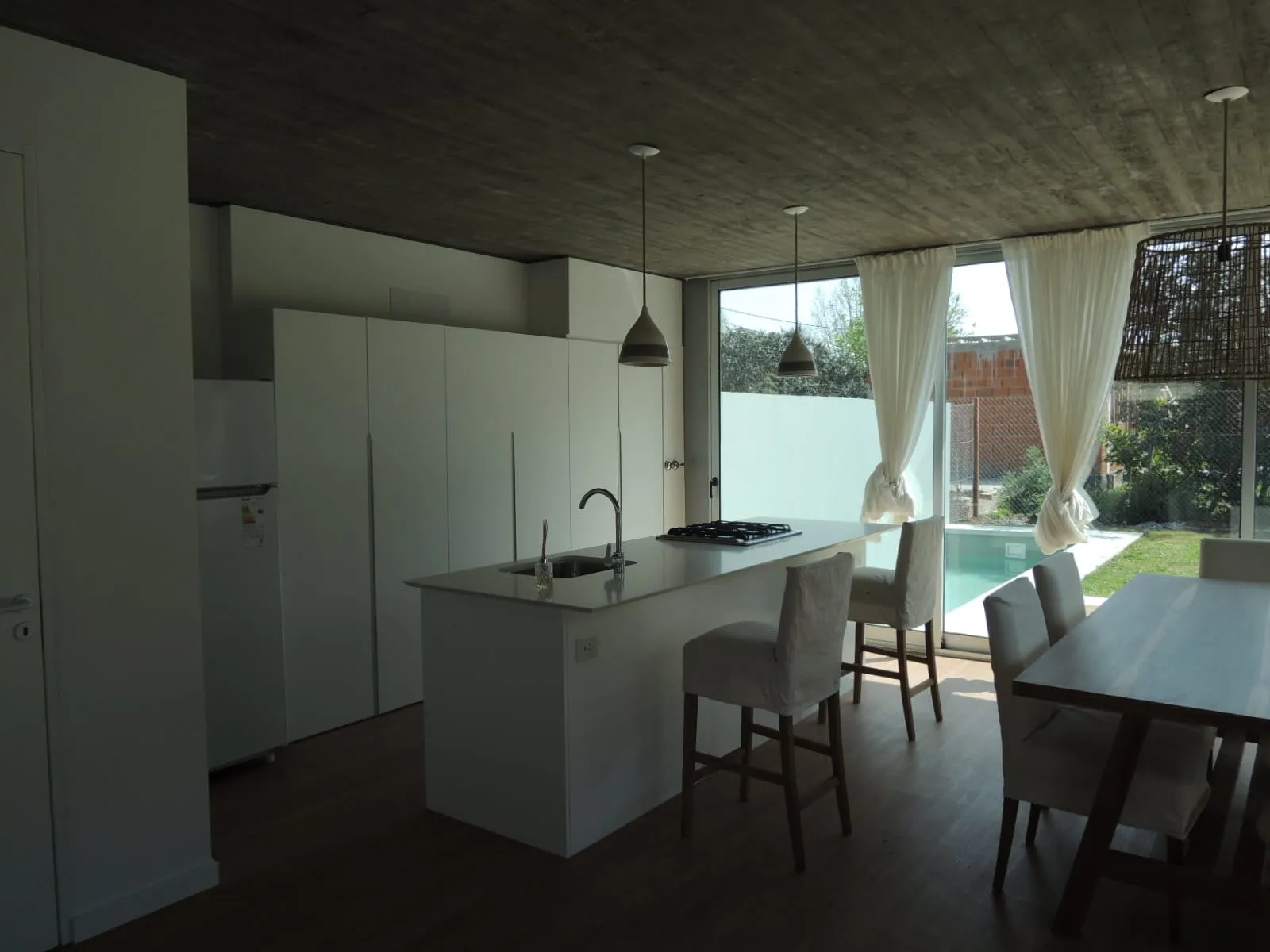 Cocina a medida instalada en vivienda del desarrollo Abra Funes