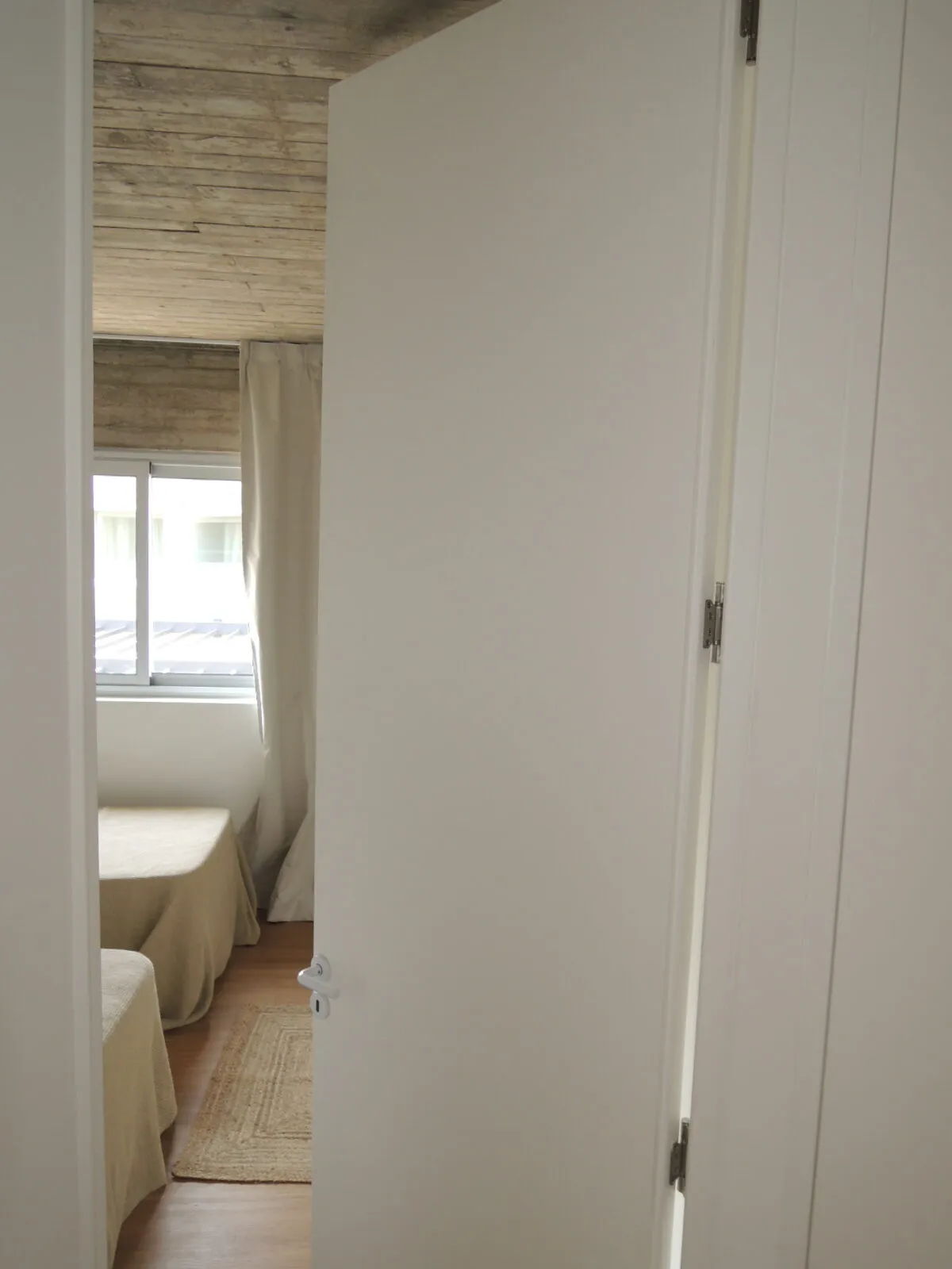 Puerta a medida instalada en vivienda de Abra Funes