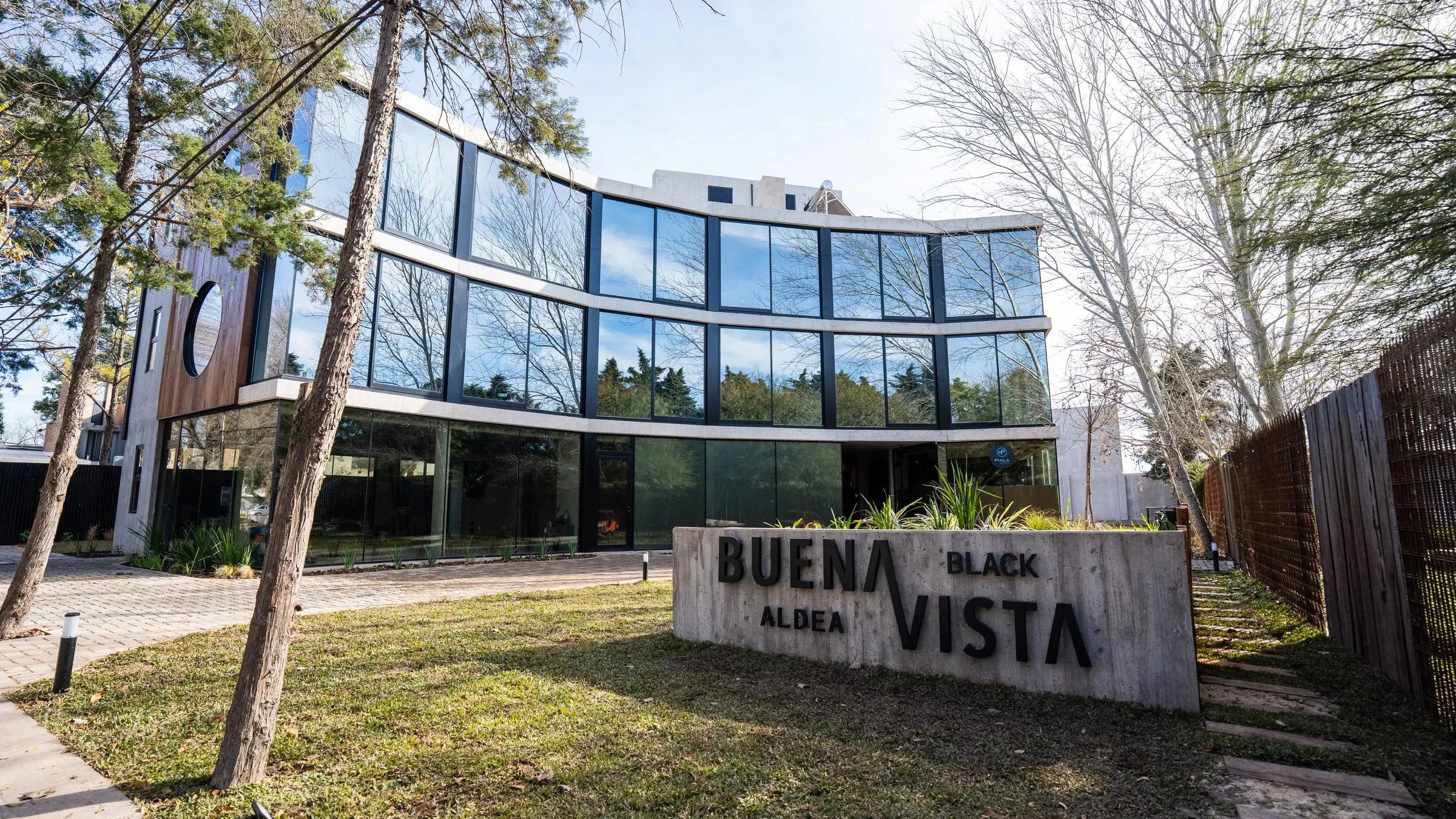 Fachada vidriada del edificio Buena Vista Aldea Black en Aldea Fisherton, Rosario