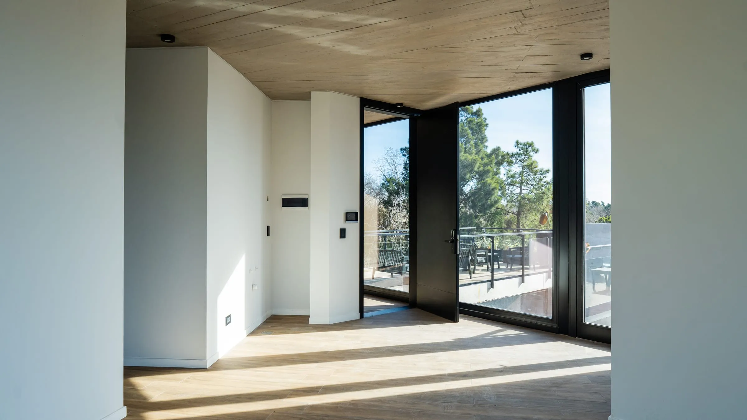 Interior de oficina con ventanal y puerta laqueada negra en Buena Vista, Fisherton