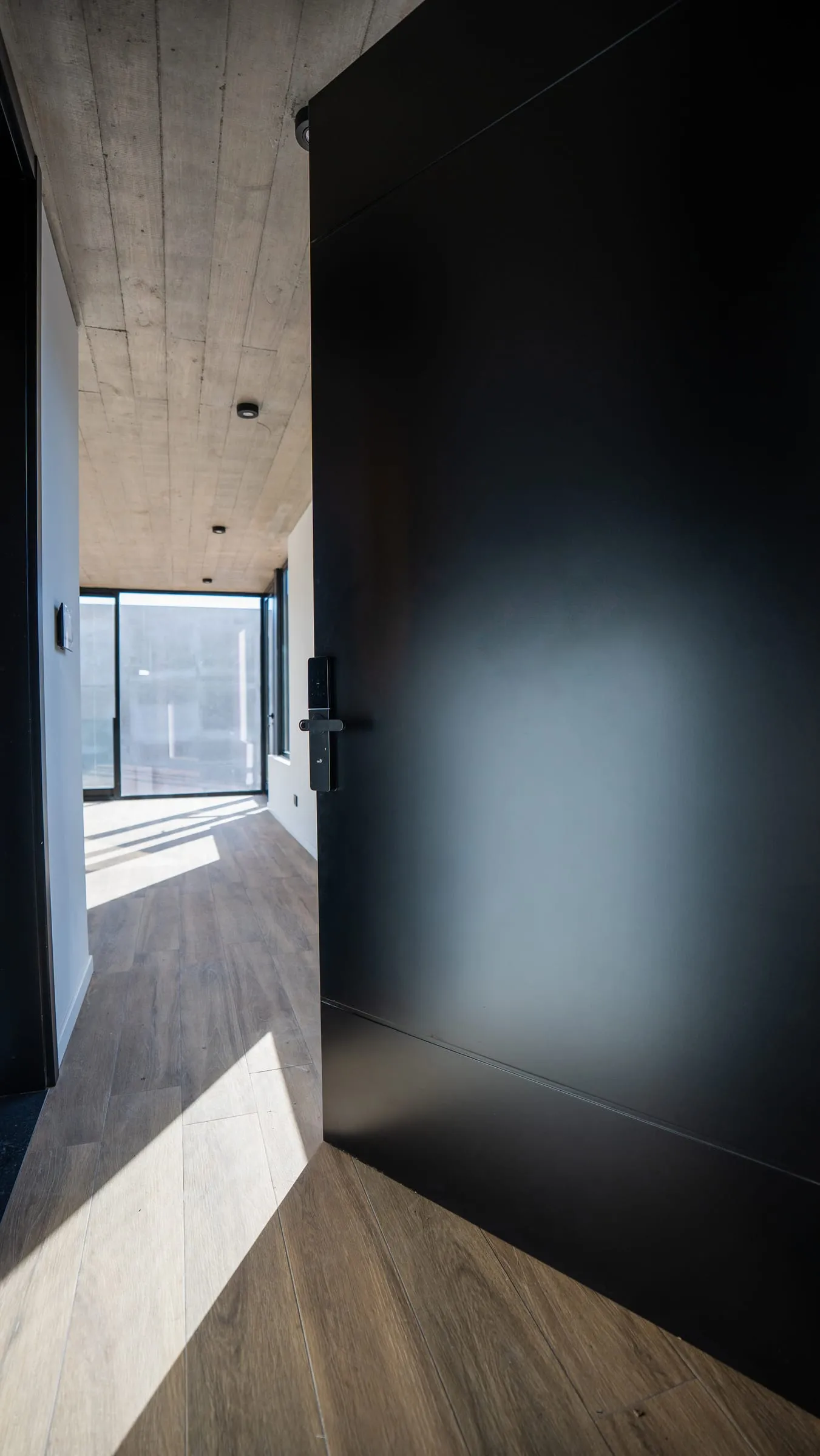 Puerta de ingreso negra de abrir a medida, de gran altura, con acceso a terraza en Buena Vista Aldea Black, Rosario