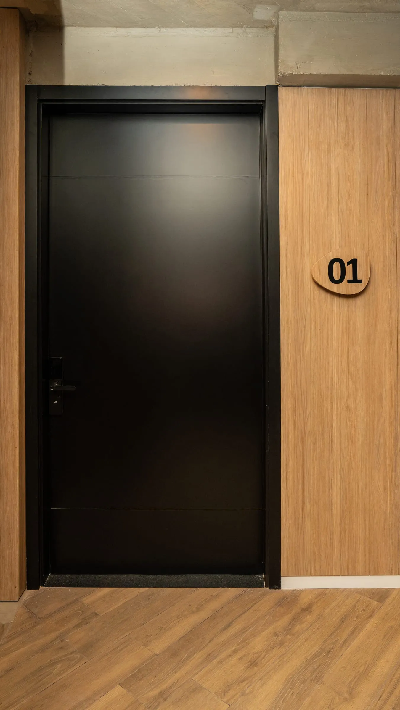 Puerta laqueada negra de oficina con cerradura inteligente en Buena Vista Aldea Black