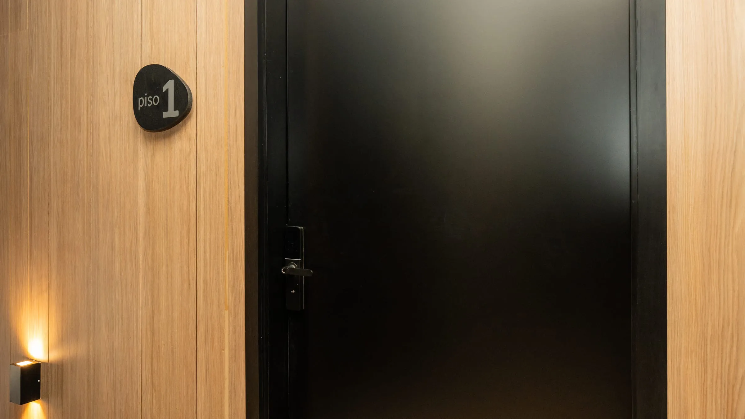 Puerta laqueada negra de oficina con cerradura inteligente en Buena Vista, Fisherton
