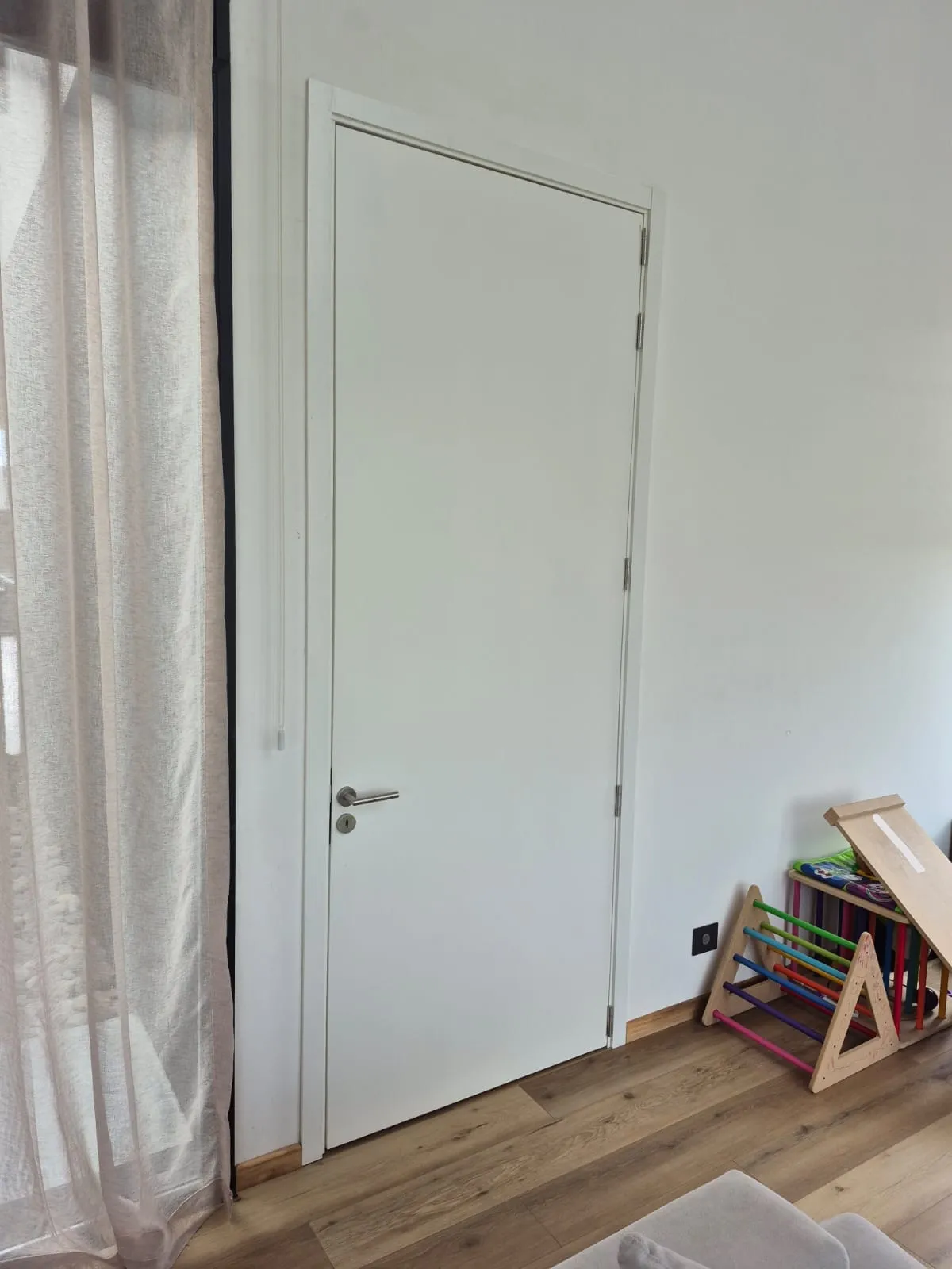 Puerta placa laqueada blanca en un interior moderno