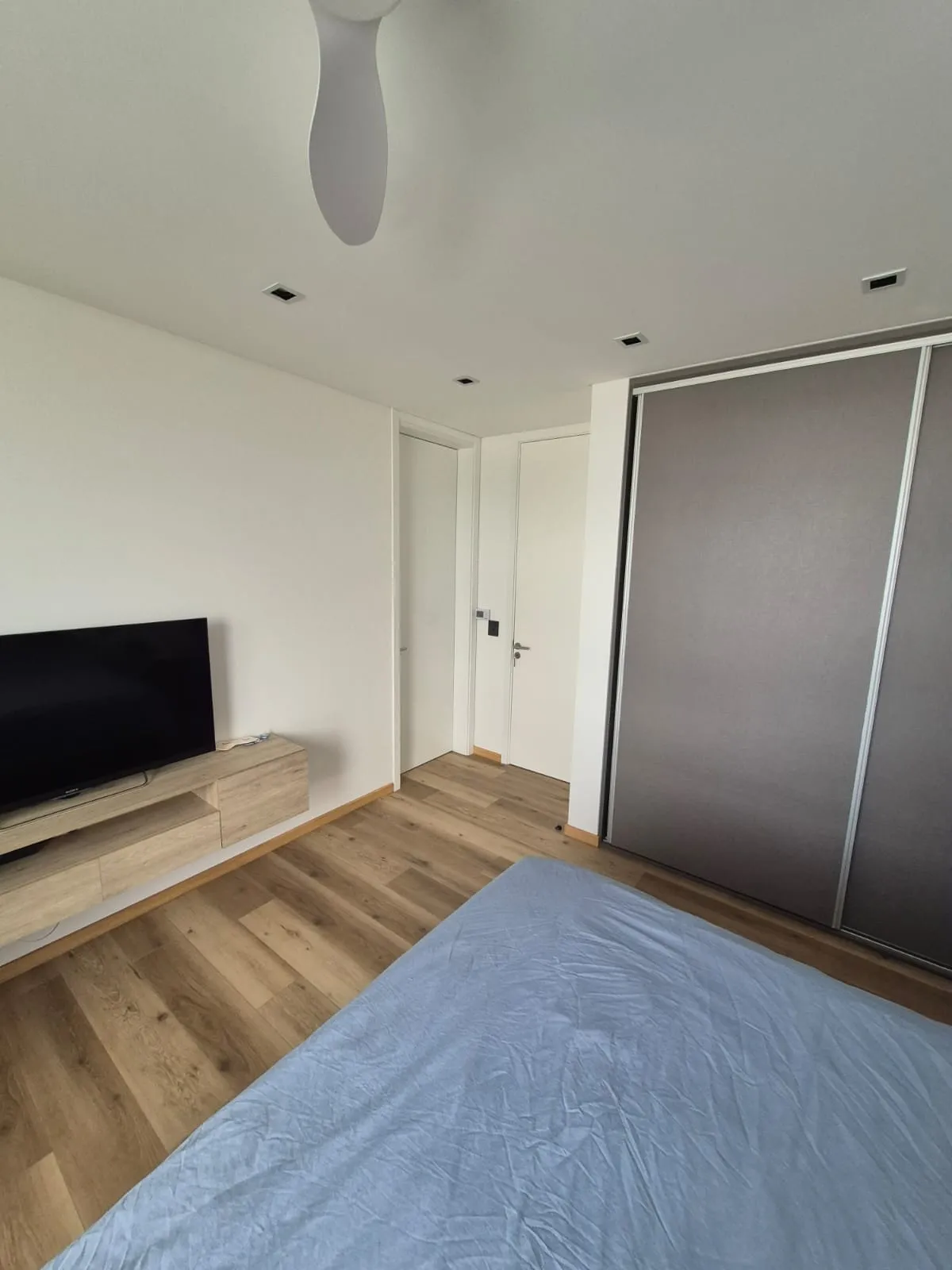 Puerta placa a medida en dormitorio de Casa Vida