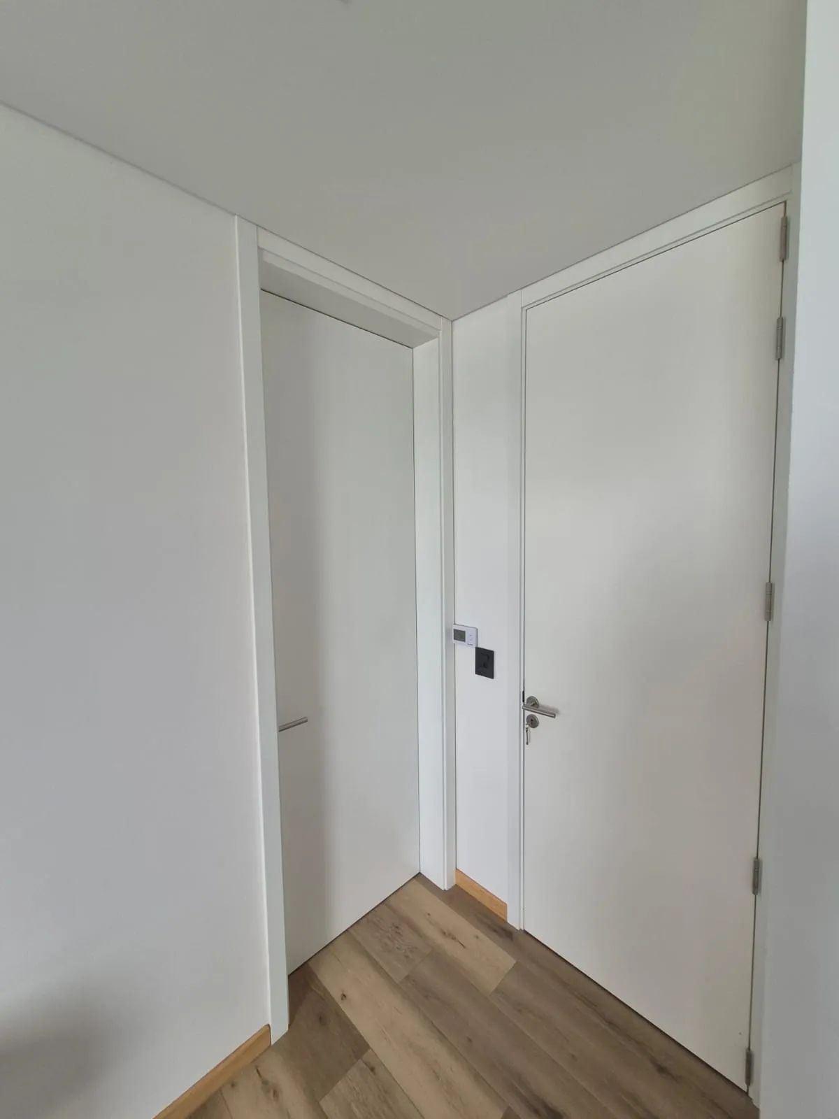 Dos puertas placa blancas a medida en encuentro de pasillo, Casa Vida