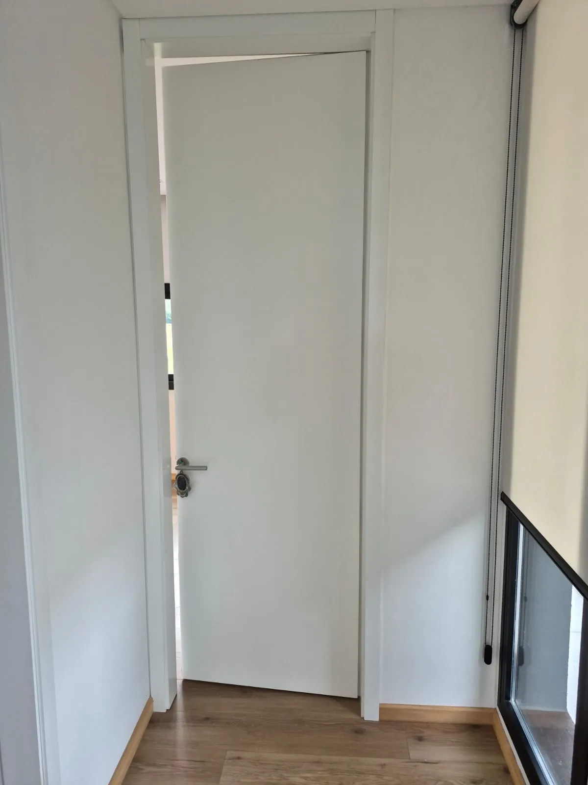 Puerta placa laqueada blanca a medida en interior luminoso