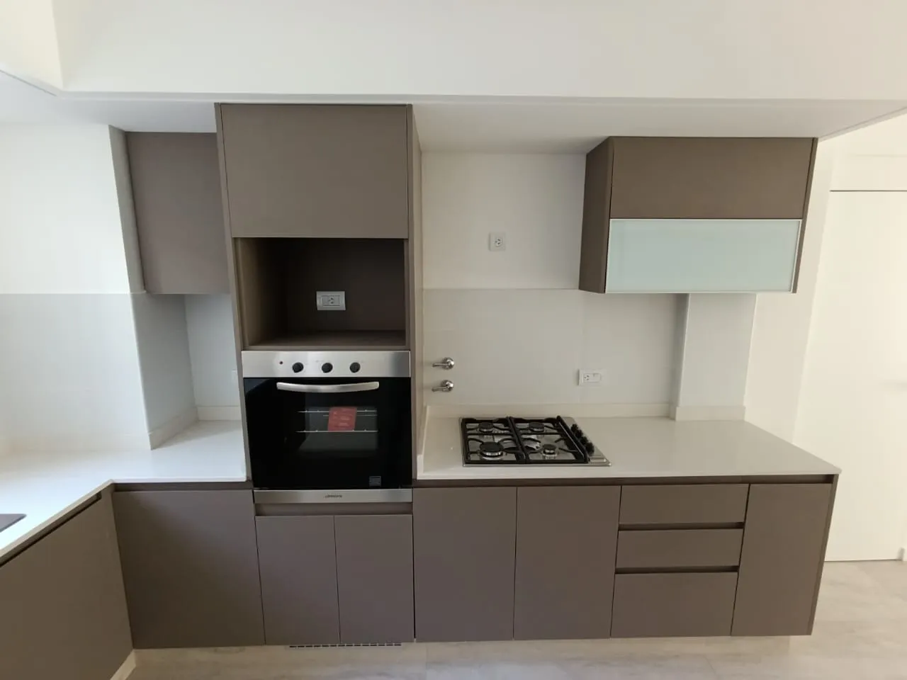 Cocina a medida con mesada de cuarzo y herrajes premium