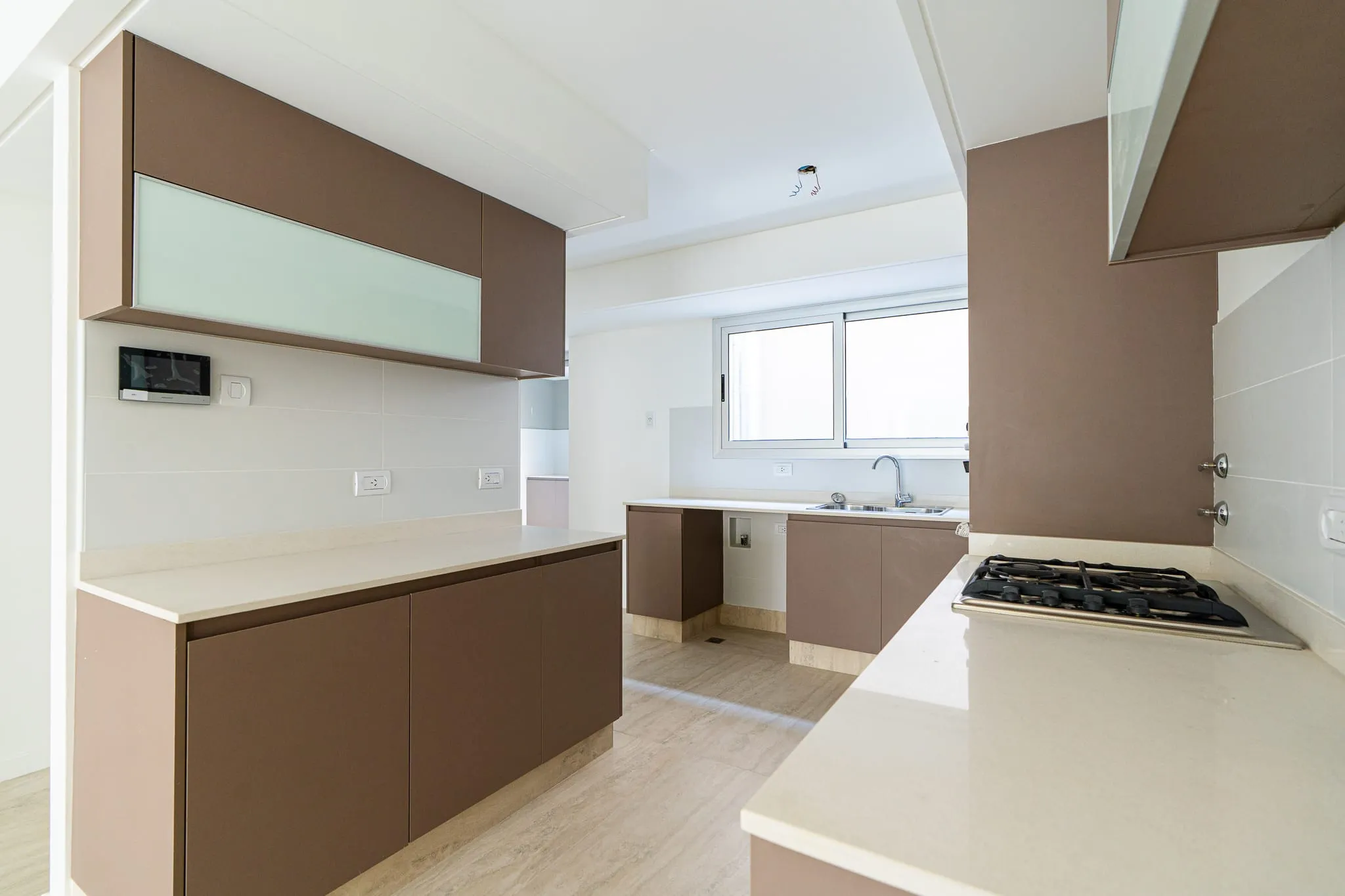 Cocina a medida en melamina color con isla