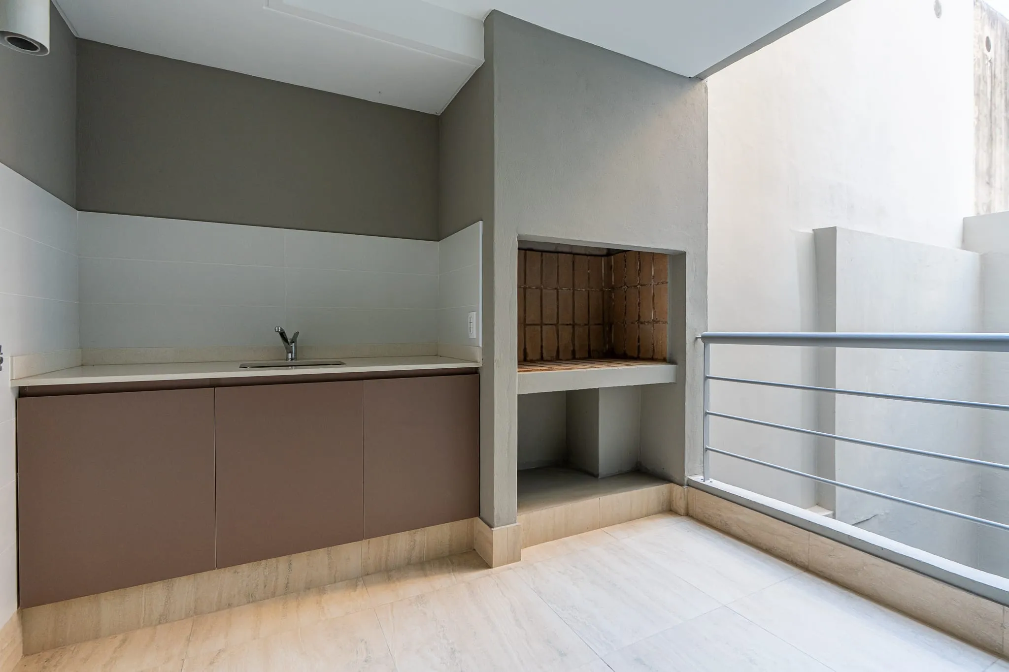 Cocina con frentes símil madera