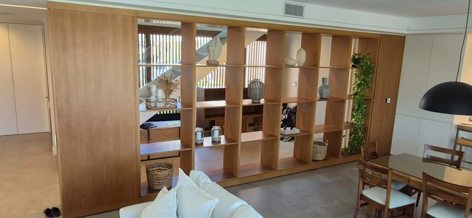Mueble divisor con estantes abiertos en Country Golf