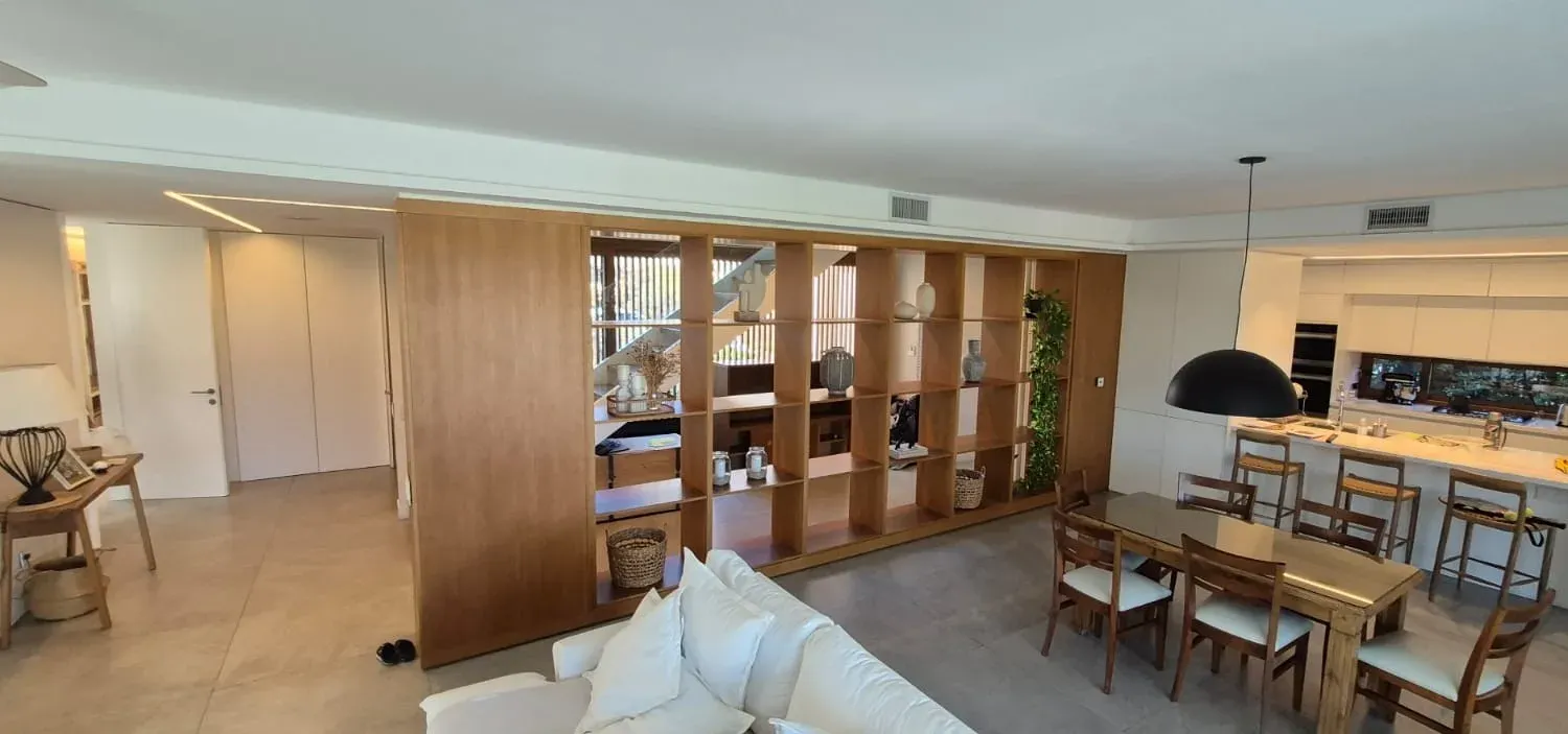 Mueble divisor de ambientes con estantería a medida en Country Golf
