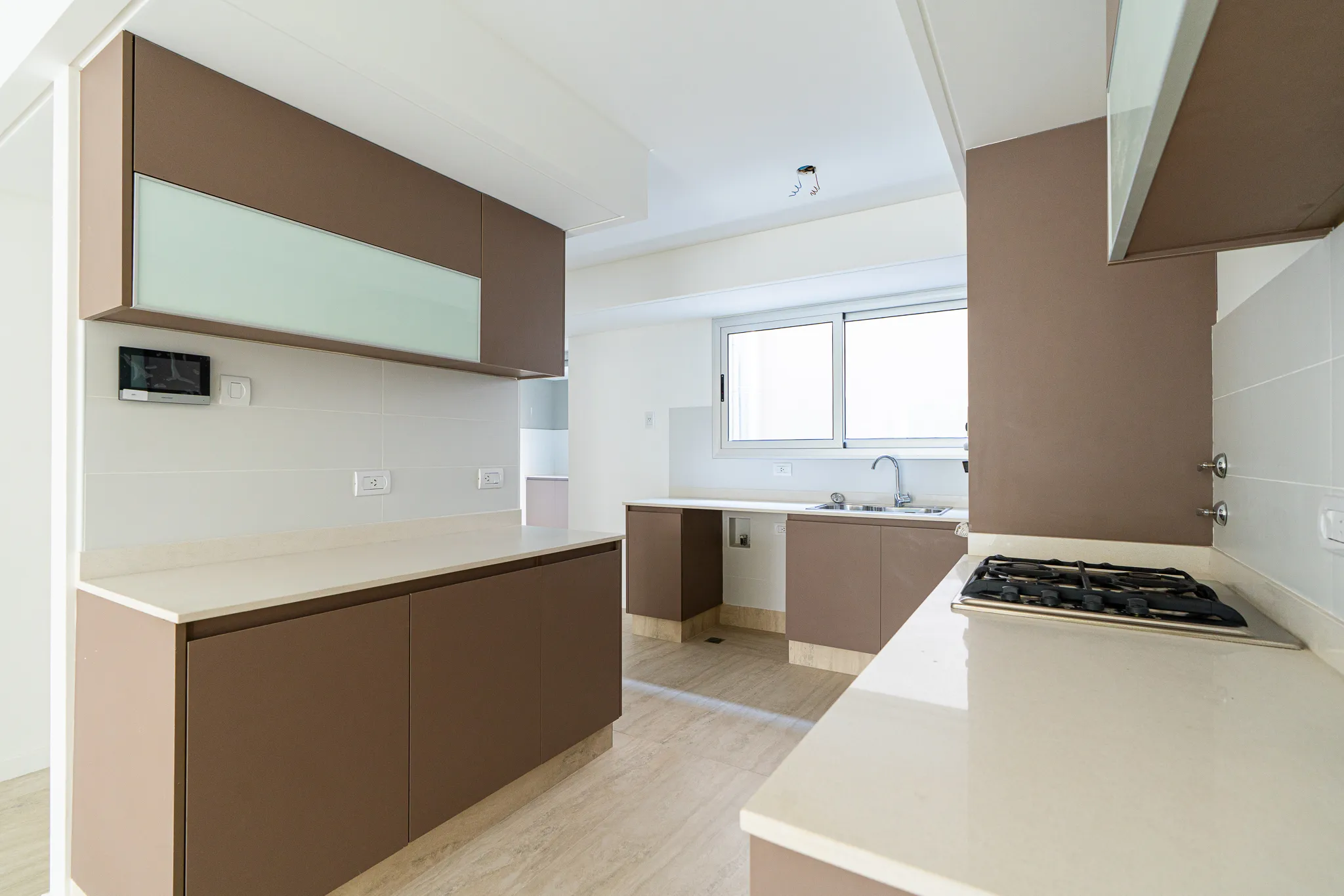 Cocina en melamina color taupe en unidad de Sol Patagonia, San Juan 363, Rosario