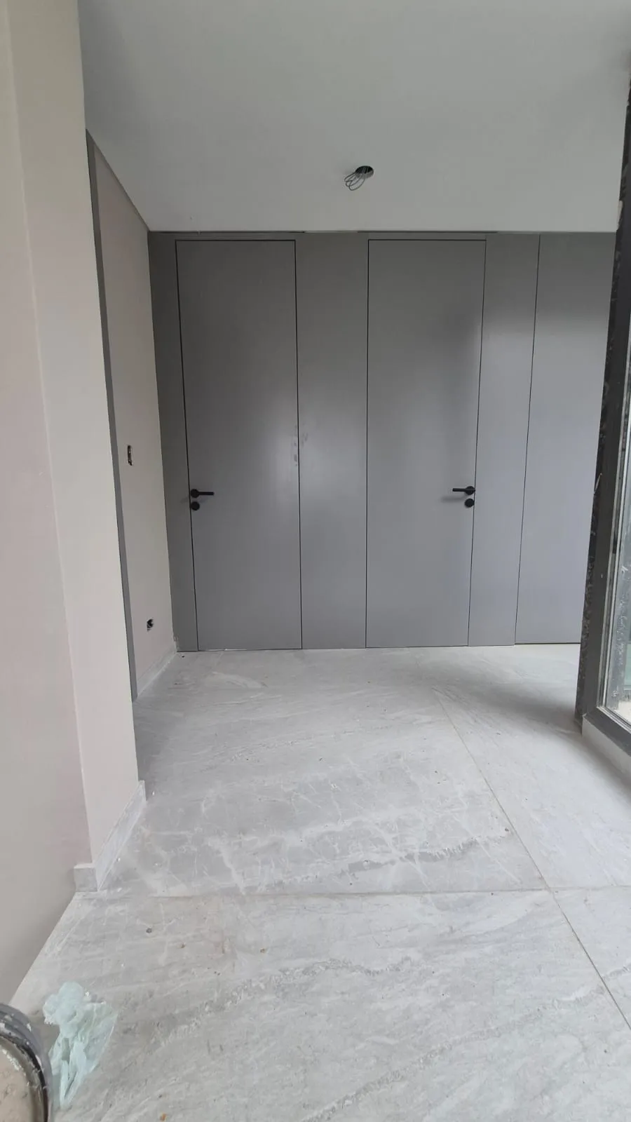 Puertas placa sobre marco existente para edificios en obra
