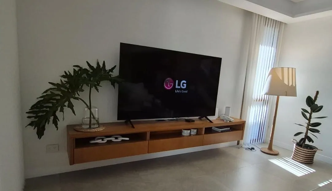 Mueble de TV a medida en madera, flotante