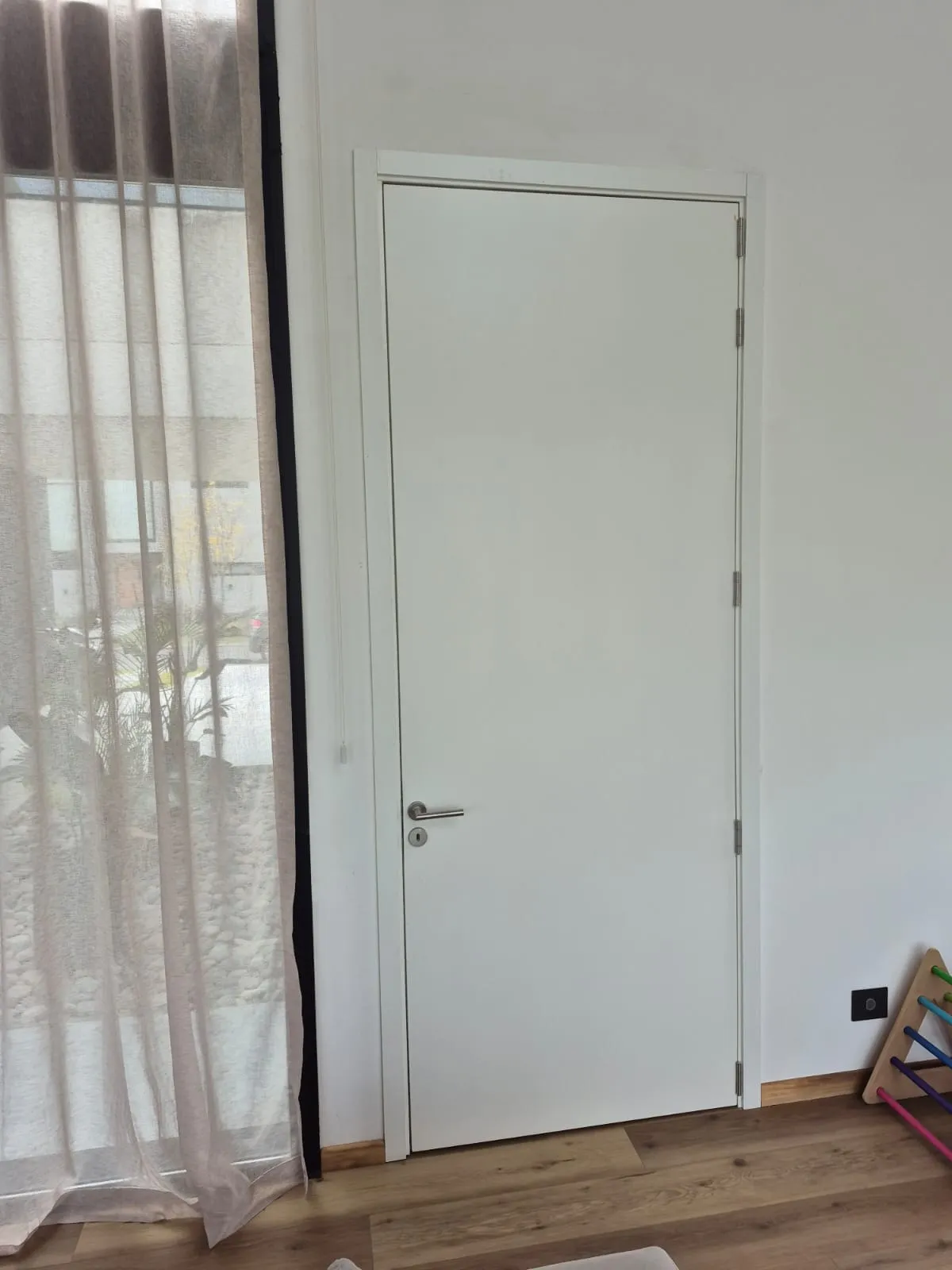 Carpintería laqueada blanca en interior de Casa Vida