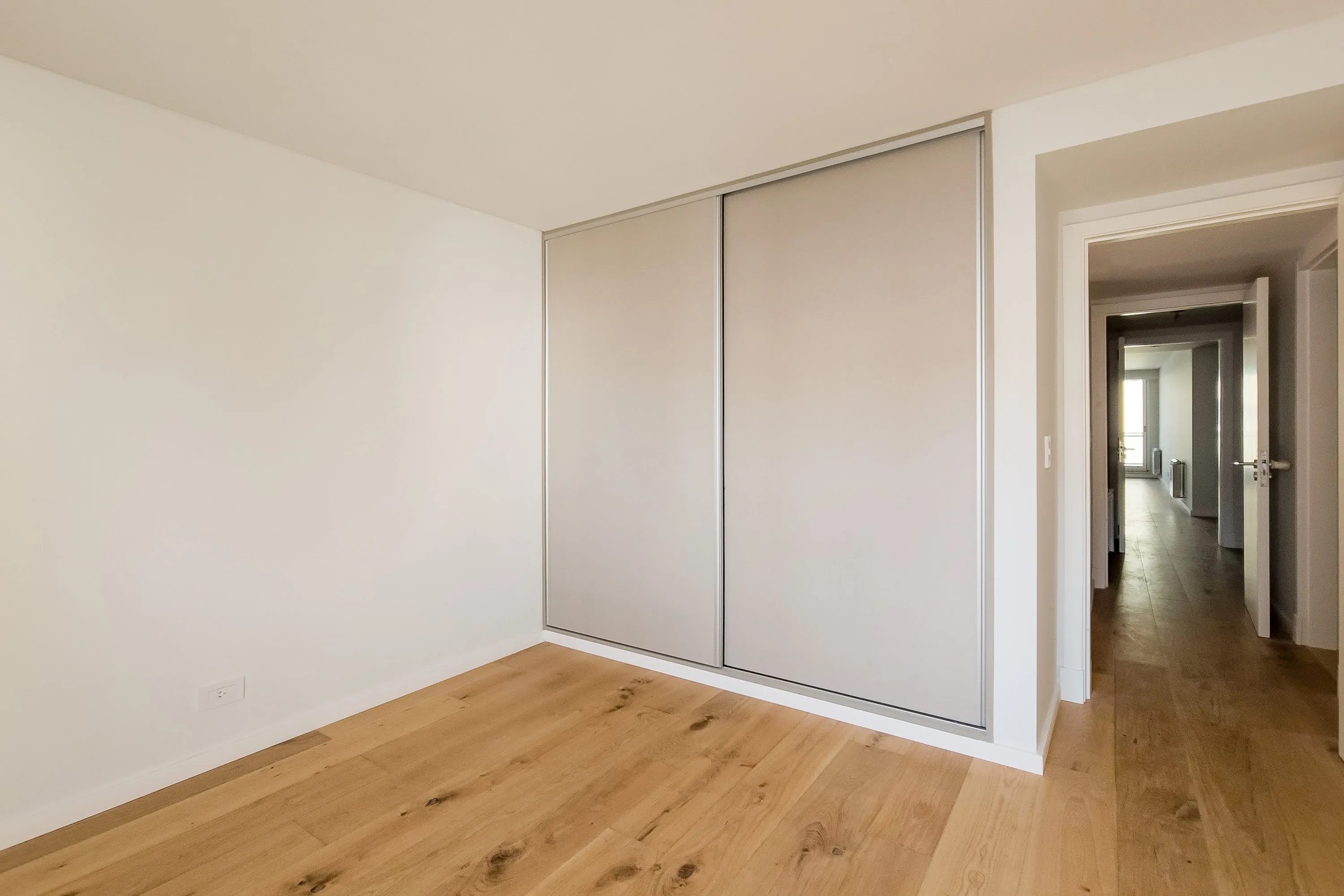 Frente de placard a medida con puertas batientes fabricado por Quento