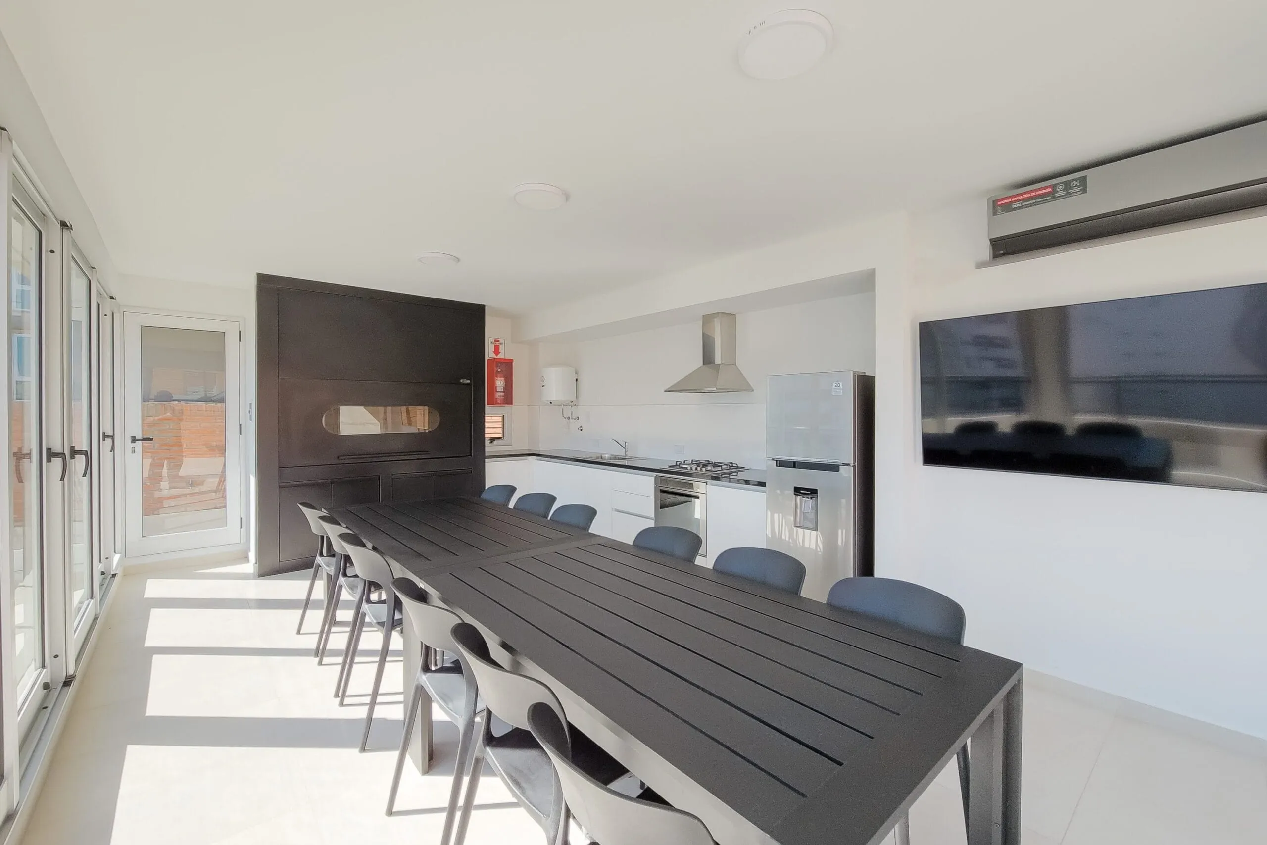 Cocina minimalista blanca en unidad de Plaza España