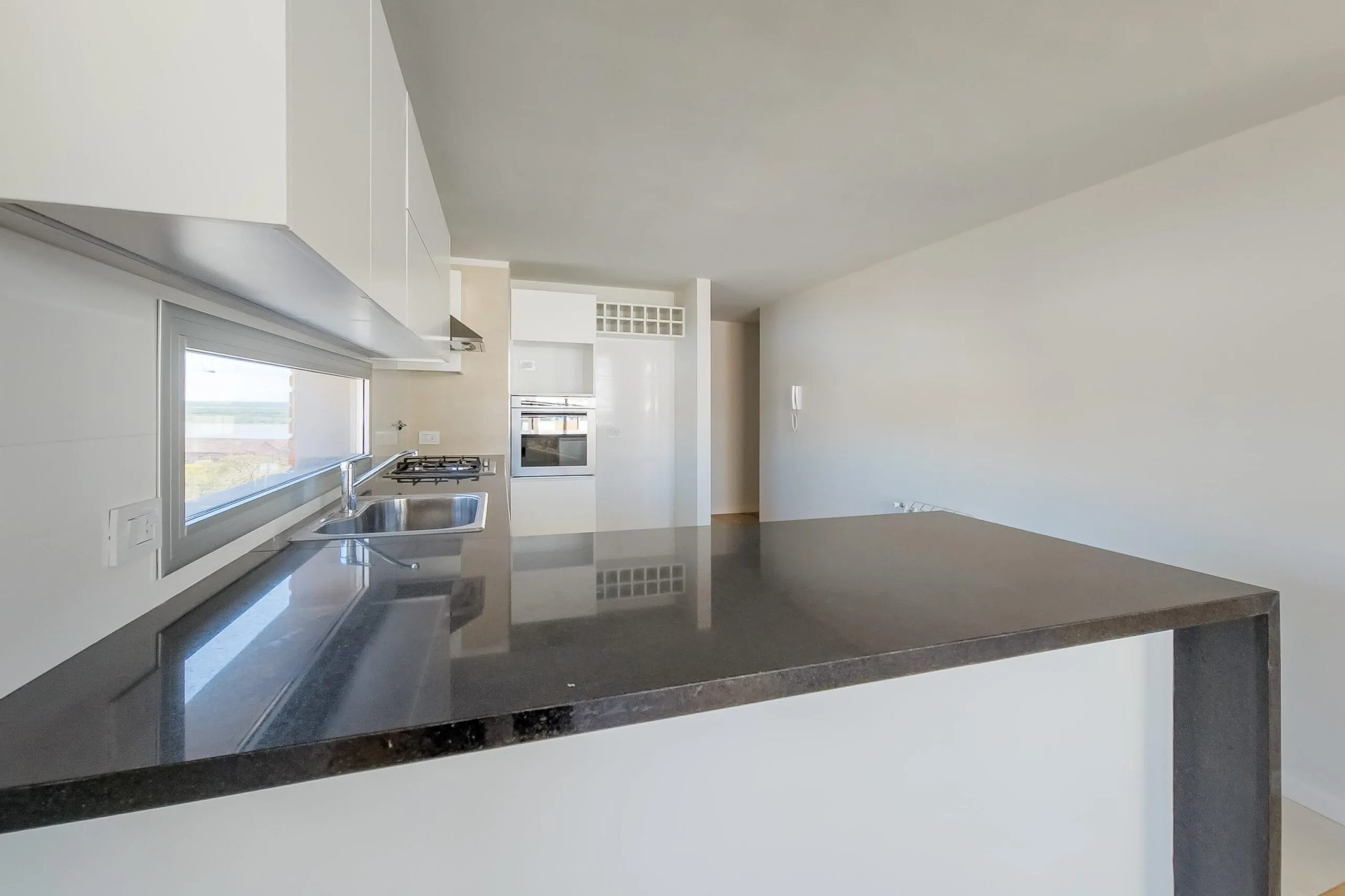 Cocina premium laqueada en unidad de Plaza España