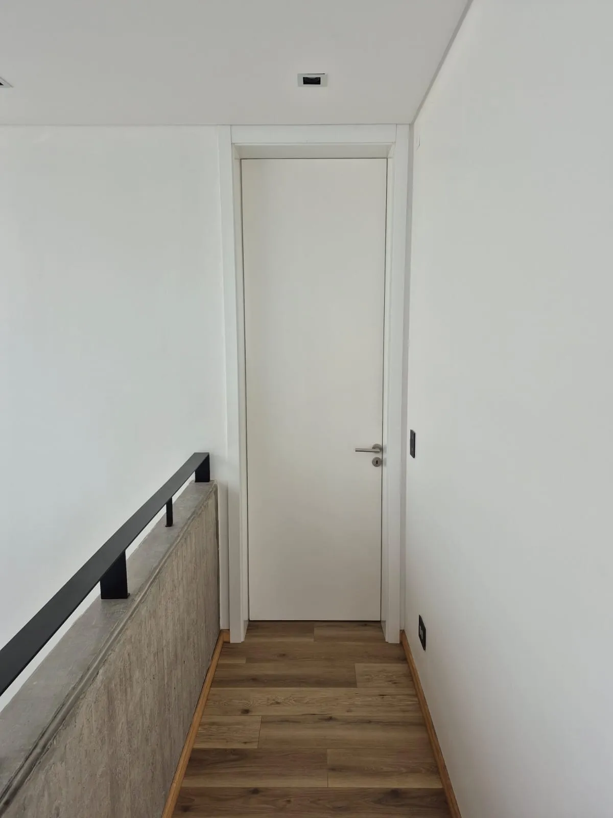 Puerta de interior laqueada blanca a medida vista de frente