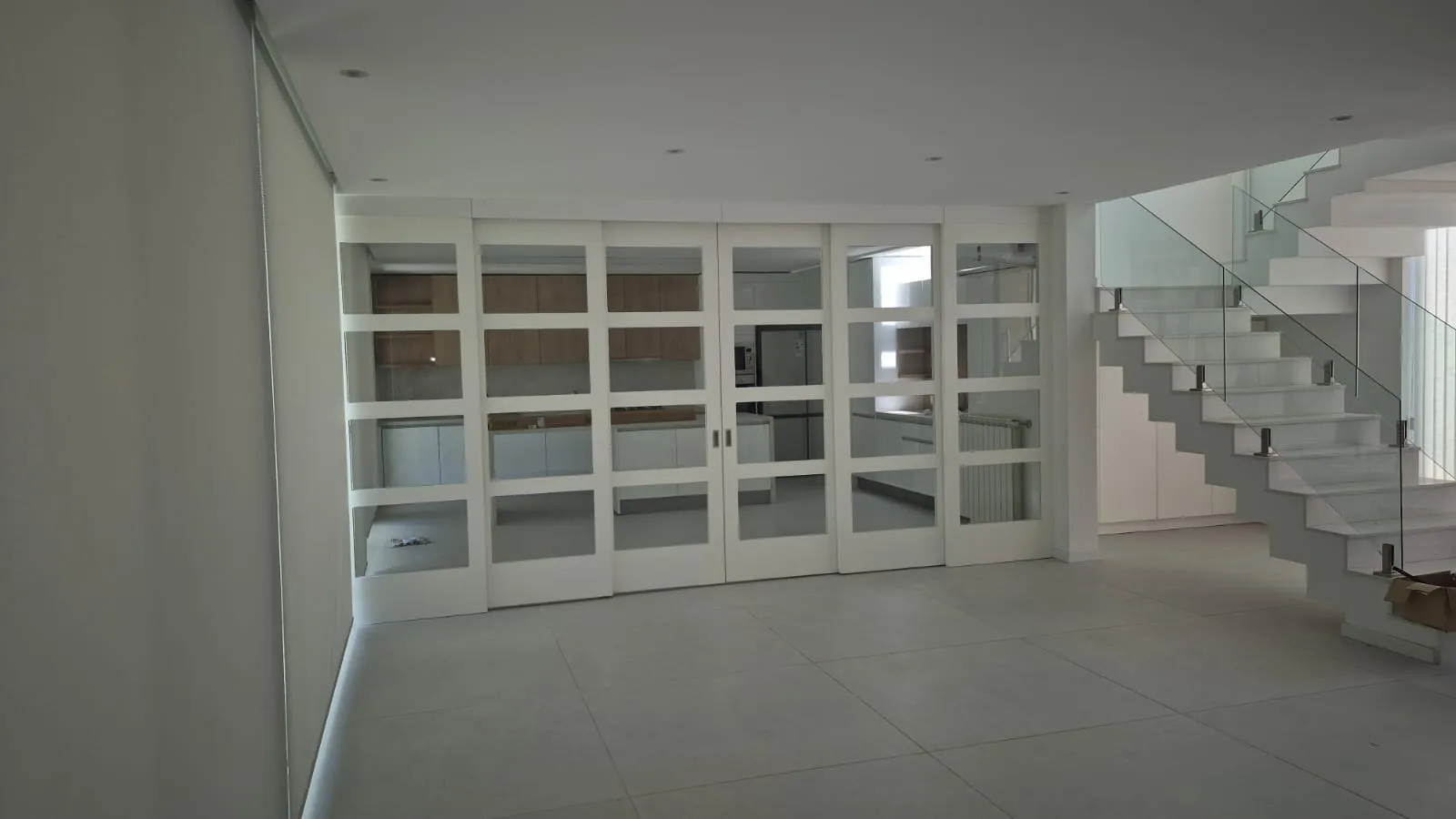 Puertas corredizas de interior en laca blanca con vidrio