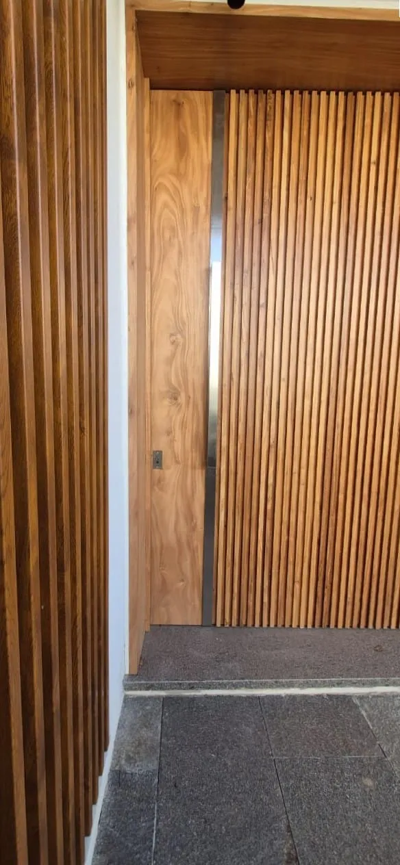 Puerta de ingreso de madera maciza a medida