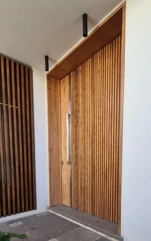 Puerta de ingreso de madera maciza a medida en Country Golf