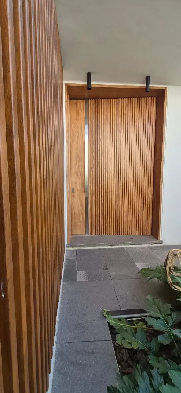 Puerta de ingreso con terminación Cetol