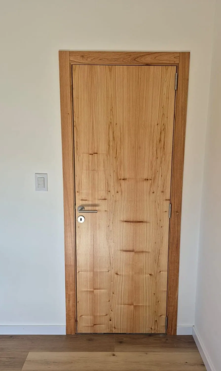 Puerta enchapada en madera natural
