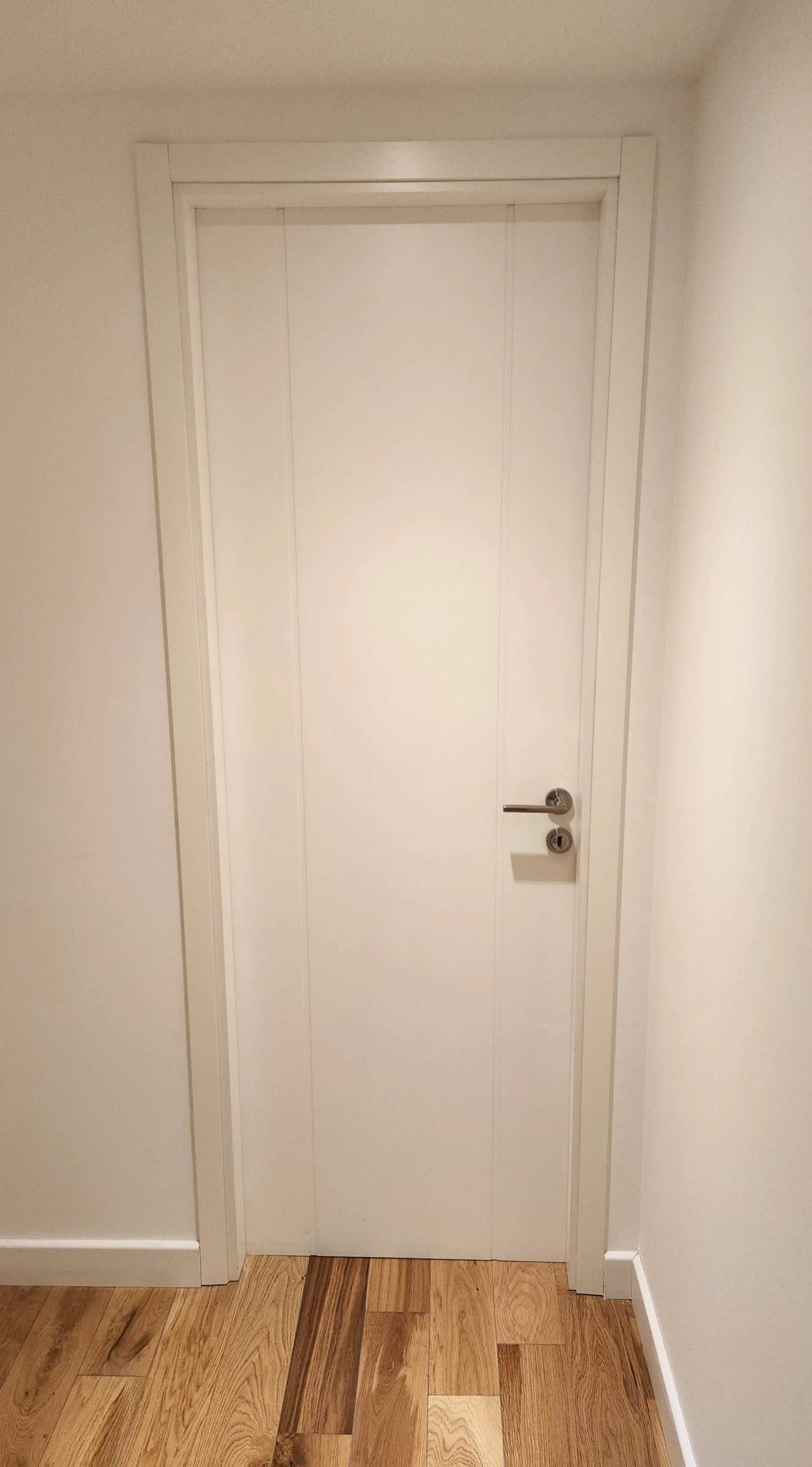 Puerta placa laqueada blanca a medida.