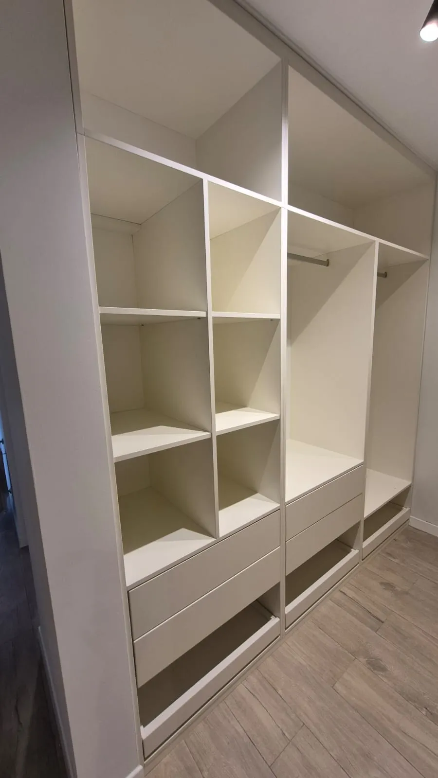 Vestidor a medida con barrales, cubos organizadores y cajoneras